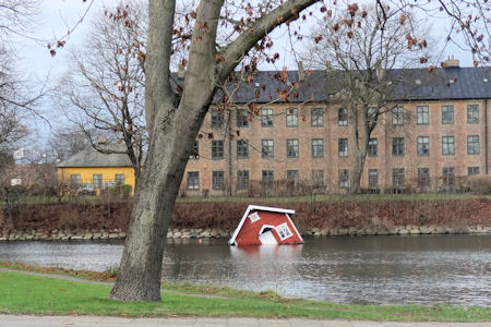 マルメのとある池に沈む家というアート作品