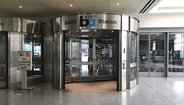 サンフランシスコ空港のBART駅入口